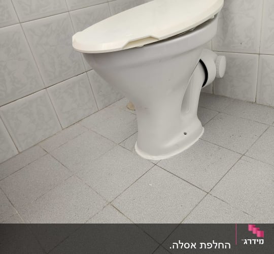 אסלה לבנה עם מכסה סגור וצינור מים מחובר